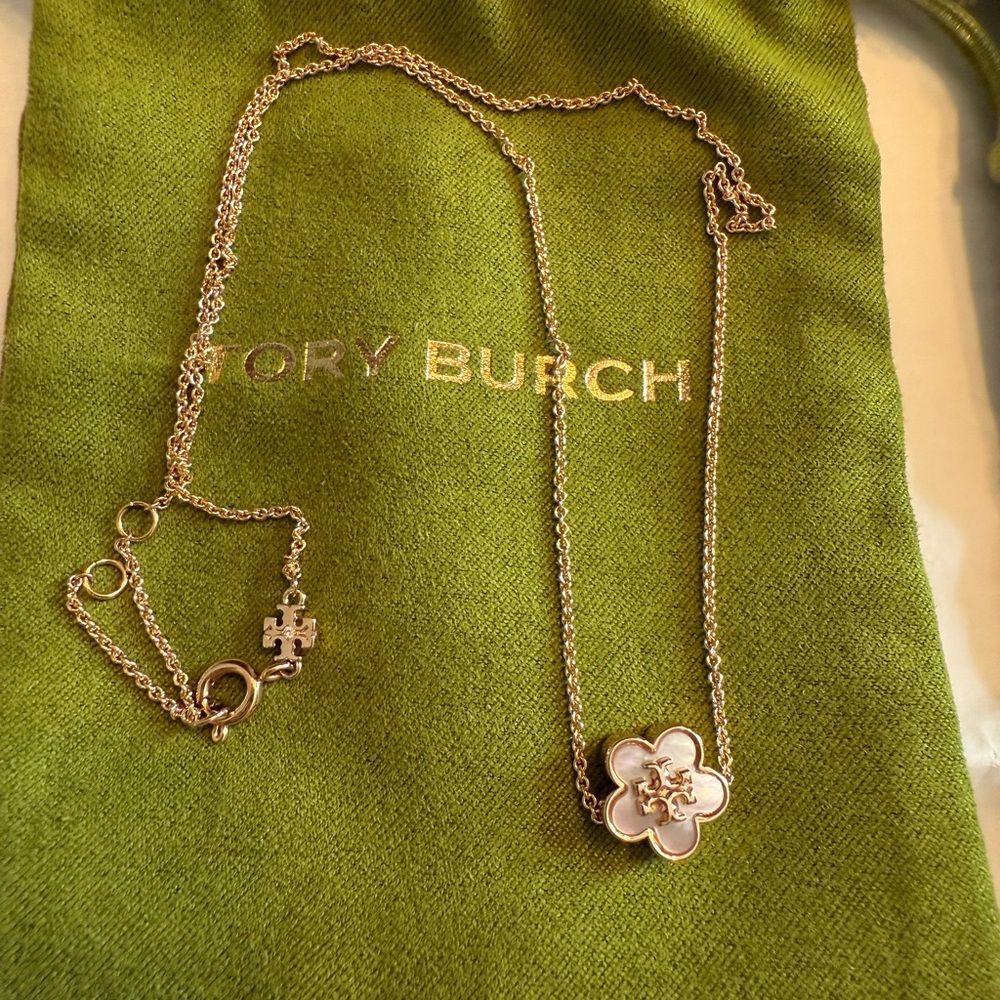 Tory Burch Kia Flower Pendant Necklace and Clover Earring’s NEW - Picture 9 of 15